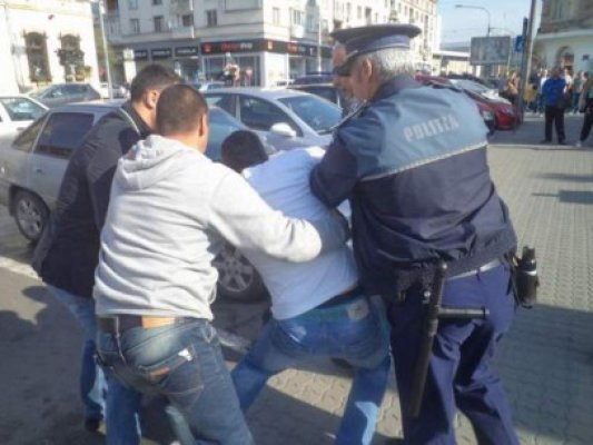 Hoţi din locuinţe prinşi în trafic, într-un BMW